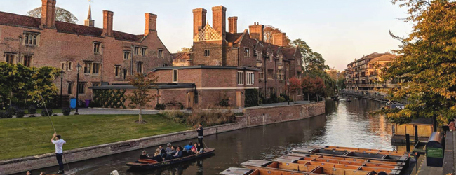 LISA-Sprachreisen-Erwachsene-Englisch-England-Cambridge-Fluss-Boote-Stangen-Stadt LISA-Sprachreisen-Erwachsene-Englisch-England-Cambridge-Fluss-Boote-Stangen-Stadt