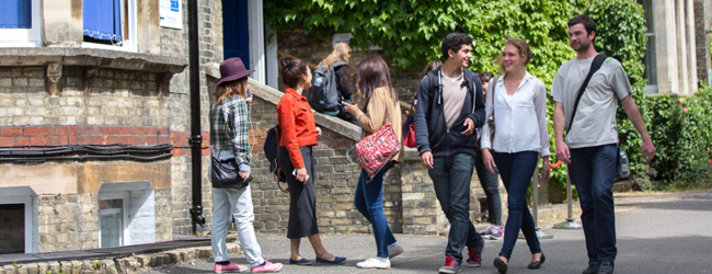 LISA-Sprachreisen-Erwachsene-Englisch-England-Cambridge-Schule-Pause-Draussen-Gruppe LISA-Sprachreisen-Erwachsene-Englisch-England-Cambridge-Schule-Pause-Draussen-Gruppe