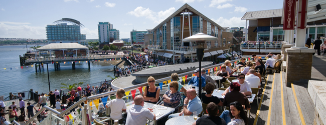 LISA-Sprachreisen-Erwachsene-Englisch-England-Cardiff-Hafen-Sonne-Cafe-Sommer LISA-Sprachreisen-Erwachsene-Englisch-England-Cardiff-Hafen-Sonne-Cafe-Sommer