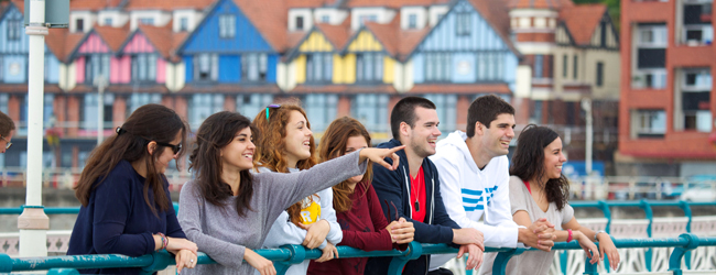 LISA-Sprachreisen-Erwachsene-Englisch-England-Cardiff-Spaziergang-Bruecke-Leute-Haeuser LISA-Sprachreisen-Erwachsene-Englisch-England-Cardiff-Spaziergang-Bruecke-Leute-Haeuser