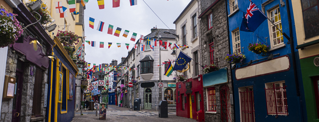 LISA-Sprachreisen-Erwachsene-Englisch-Irland-Galway-Innenstadt-Strassen-Fahnen-Fest LISA-Sprachreisen-Erwachsene-Englisch-Irland-Galway-Innenstadt-Strassen-Fahnen-Fest