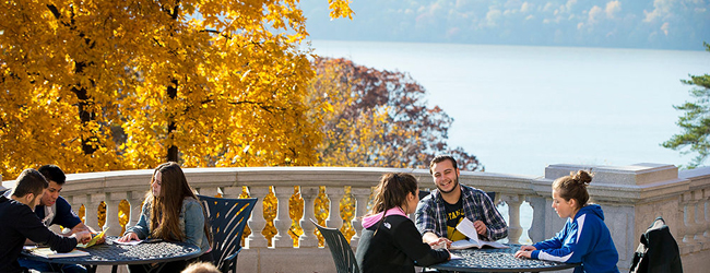 LISA-Sprachreisen-Erwachsene-Englisch-USA-New-York-Campus-Terasse-Lernen-Pause-Fluss LISA-Sprachreisen-Erwachsene-Englisch-USA-New-York-Campus-Terasse-Lernen-Pause-Fluss