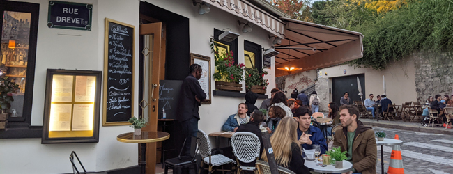 LISA-Sprachreisen-Erwachsene-Franzoesisch-Frankreich-Paris-Monmatre-Restaurant-Sitzen LISA-Sprachreisen-Erwachsene-Franzoesisch-Frankreich-Paris-Monmatre-Restaurant-Sitzen