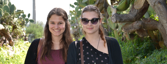 Spaziergang durch sizilianische Landschaft bei einer LISA! Sprachreise Zwei junge Frauen lächeln in die Kamera bei einer Sprachreise auf Sizilien