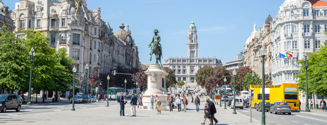 LISA-Sprachreisen-Erwachsene-Portugiesisch-Portugal-Porto-Platz-Zentrum-Shoppen-Statue LISA-Sprachreisen-Erwachsene-Portugiesisch-Portugal-Porto-Platz-Zentrum-Shoppen-Statue