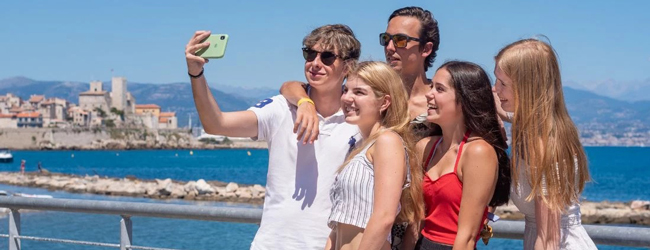 LISA-Sprachreisen-Familien-Franzoesisch-Frankreich-Antibes-Urlaub-Meer-Promenade-Selfie LISA-Sprachreisen-Familien-Franzoesisch-Frankreich-Antibes-Urlaub-Meer-Promenade-Selfie