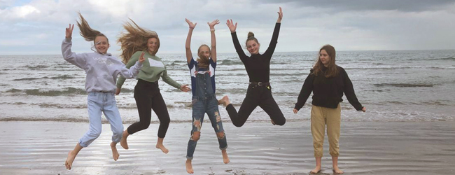 LISA-Sprachreisen-Schueler-Englisch-Irland-Dublin-Freizeit-Maedchen-Meer-Sturm LISA-Sprachreisen-Schueler-Englisch-Irland-Dublin-Freizeit-Maedchen-Meer-Sturm