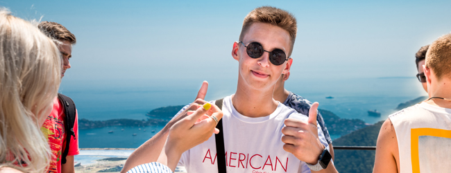 LISA-Sprachreisen-Schueler-Franzoesisch-Frankreich-Nizza-Campus-Ausflug-Freizeit-Meer-Pose LISA-Sprachreisen-Schueler-Franzoesisch-Frankreich-Nizza-Campus-Ausflug-Freizeit-Meer-Pose