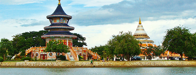 LISA-Sprachreisen-Thailaendisch-Thailand-Tempel-Gold-Tuerme-Fluss-Sonne-Meer