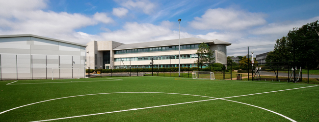 LISA-Sprachschule-Schueler-Englisch-Irland-Dublin-Sprachschule-Gebaeude-Sport-Platz LISA-Sprachschule-Schueler-Englisch-Irland-Dublin-Sprachschule-Gebaeude-Sport-Platz